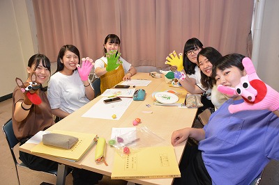 作成したおもちゃを披露する学生