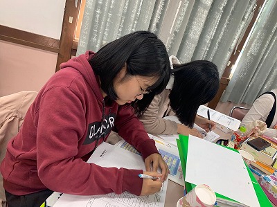 社会福祉学科の学生が勉強している様子