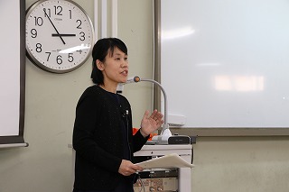 写真：質問に答える友實喜美子氏