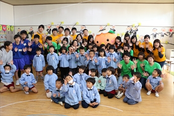 写真：学生と園児の集合写真