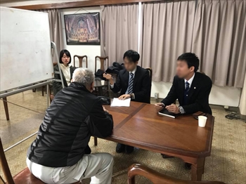 写真：相談者と相談を受ける方が机を挟んで話す様子