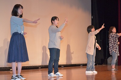 写真:手話サークルのメンバーの手話による歌の披露