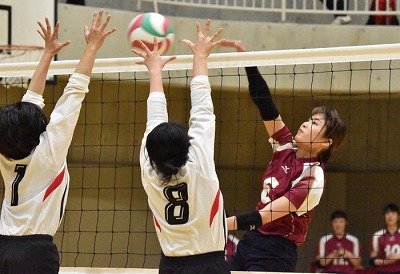 写真：ブロックに飛ぶ選手