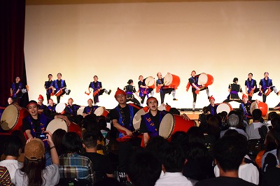 写真：エイサーの演技