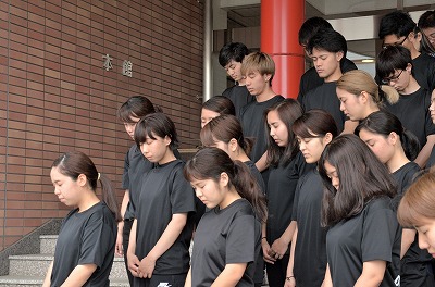 写真：黙とうをする学生たち