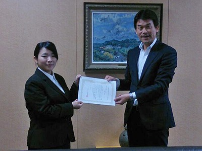 写真：目録を手に記念撮影