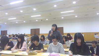 質問する学生