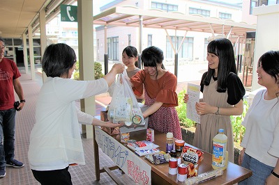 フードドライブを実施する学生