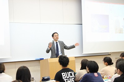 講義中の真壁先生の様子