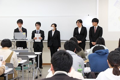 発表する学生の様子
