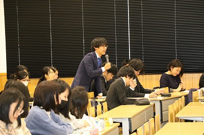 質問する学生の様子