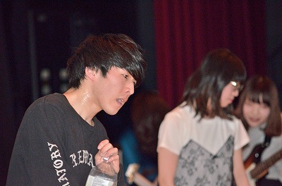 写真:バンドの演奏で熱唱する先輩ボーカル