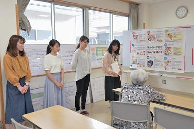 写真：食品ロスや食品ロス削減については参加者に説明する学生