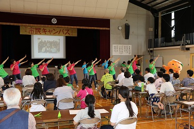 写真：リカイヒロメタインジャーの創作劇でダンスを踊る学生