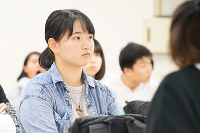 写真：熱心に堀江先生の話を聞く学生