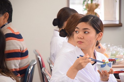 写真：栄養教育を熱心に聞き入る食事の提供を受けた学生