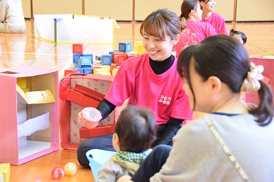 体育館で遊ぶ様子