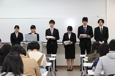 発表する学生の様子
