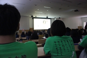 写真：映画をじっと見入る参加者の後ろ姿