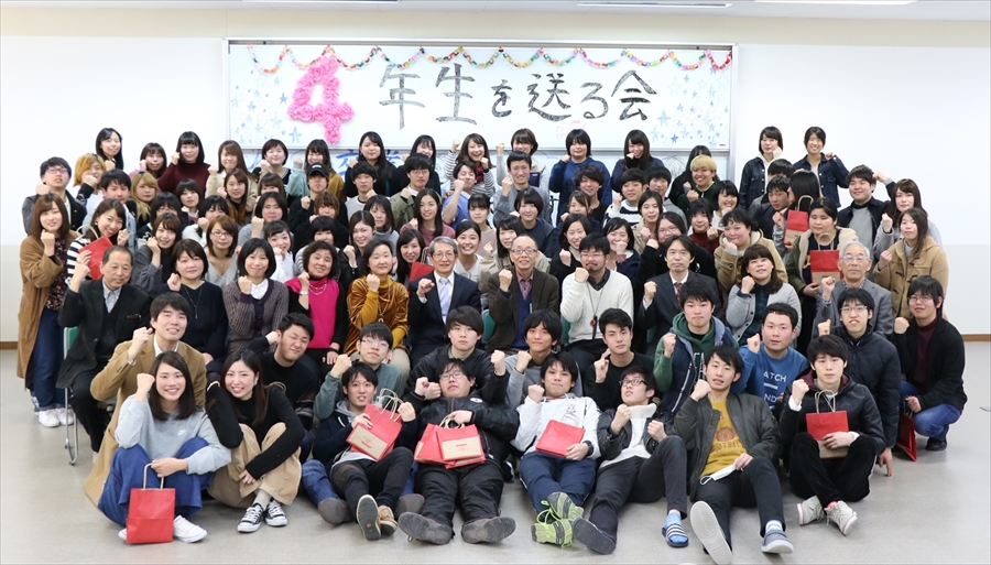 写真：「4年生を送る会」と書かれたホワイトボード前でガッツポーズをして写真に写る全参加者