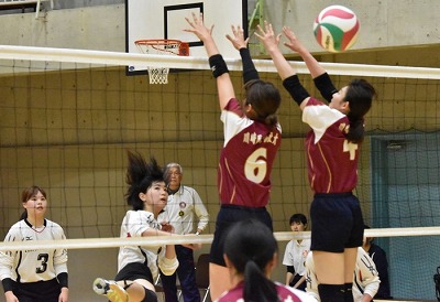 写真：アタックを打つ選手