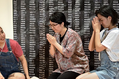 写真：おばぁの語りで始まる劇