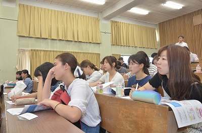 写真：メモをとりながら聞く学生