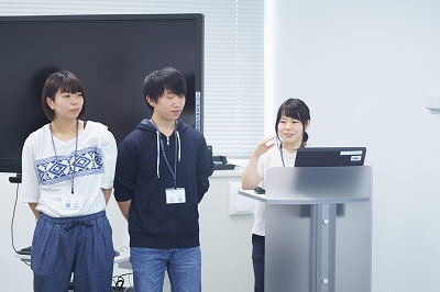 写真：身振り手振りで説明する美作大学生