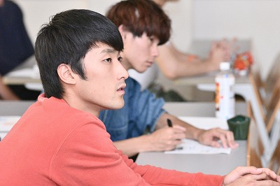 写真：熱心に聞く学生