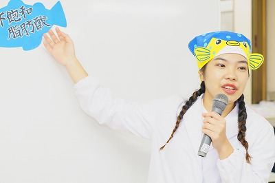 写真：栄養教育担当の学生の熱心な発表
