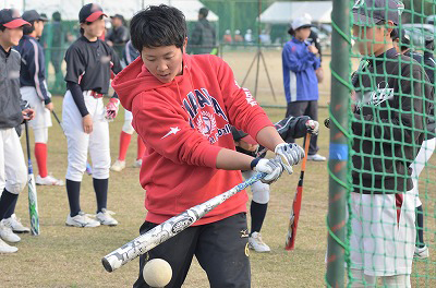 写真：打撃講習でミートポイントへのバットの動かし方を指導することう選手