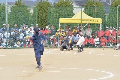 写真：チャレンジマッチの様子。ちば選手の本気のピッチングにくらいつく受講者