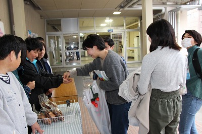 学生が買い物している様子