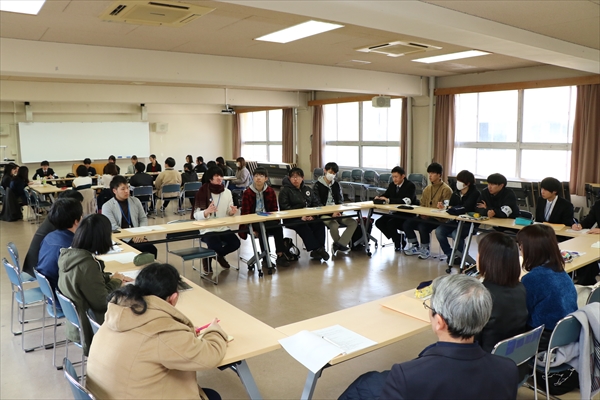 写真：机の周りを囲んで語り合う在学生と卒業生