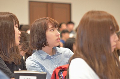 写真:熱心に話を聞く女子学生