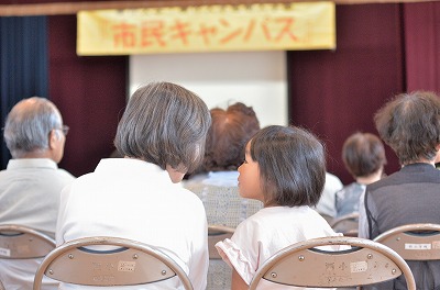 写真：おばあちゃんと一緒に学びにきた子ども
