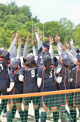 写真：試合前、円陣を組む選手たち