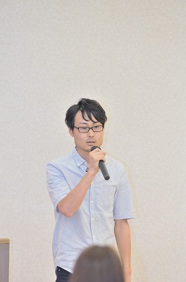 写真：幼児教育学科から専攻科に進学し、卒業後生活相談員として勤務する大村さん。