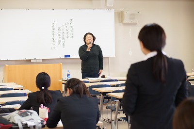 写真：学生の質問に熱心に答える先生
