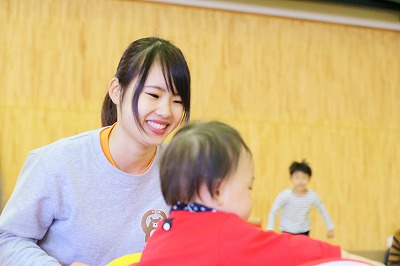 写真：子どもと遊ぶ学生