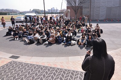 写真：激励をする教員。聞き入る学生