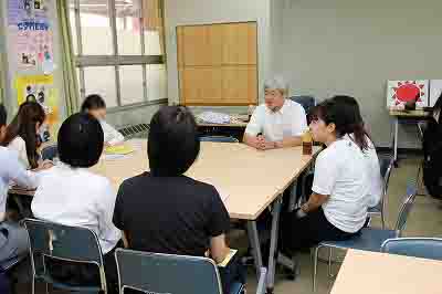 栄養学科長と話す学生