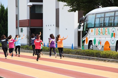 見送る様子