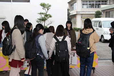 学生が買い物している様子