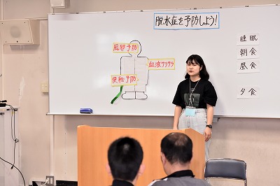 写真：実習で実践した栄養教育を参加者に披露する学生