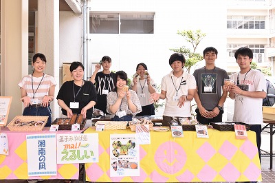 写真：スマイルカンパニーのスタッフ学生