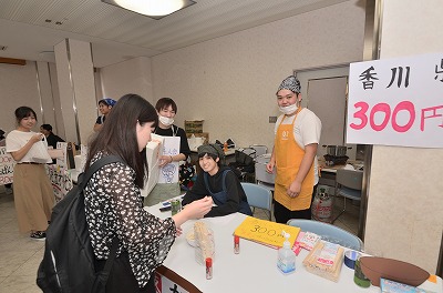 写真：白梅祭。模擬店。香川県人会