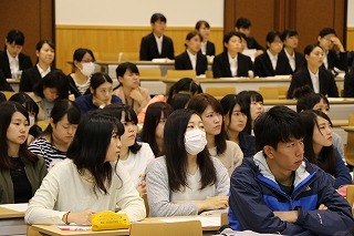 写真：発表を聴講する食物学科3年生