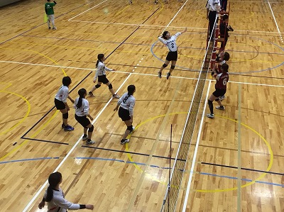 写真：アタックを打つ選手とカバーをする選手