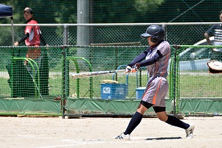 写真：打ちにいくバッター